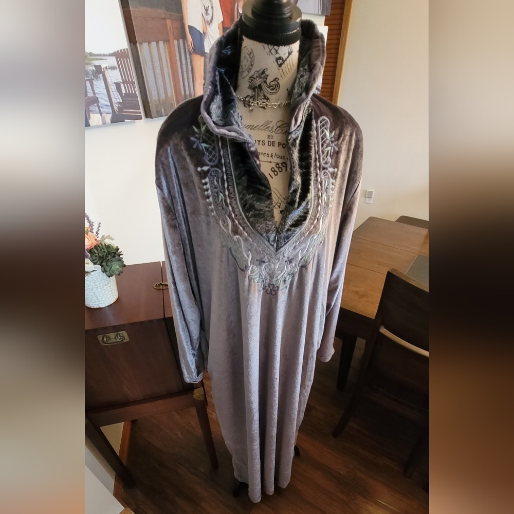 Chic Velvet Robe in Silver Gray - Picture 7 of 12